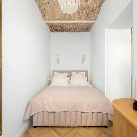 Bright & Modern In The Center By Renters