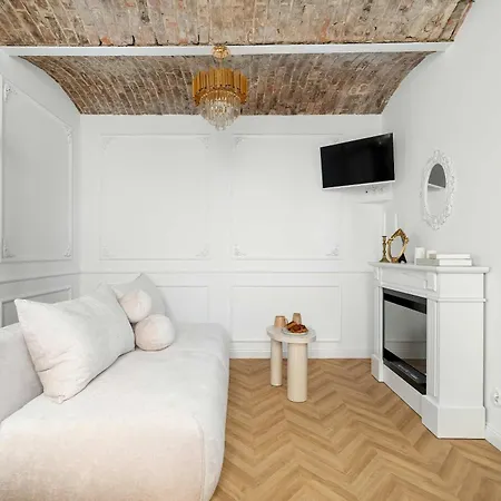 Bright & Modern In The Center By Renters شقة *