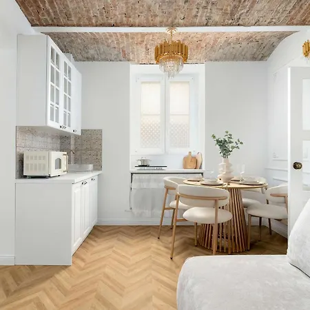 Bright & Modern In The Center By Renters