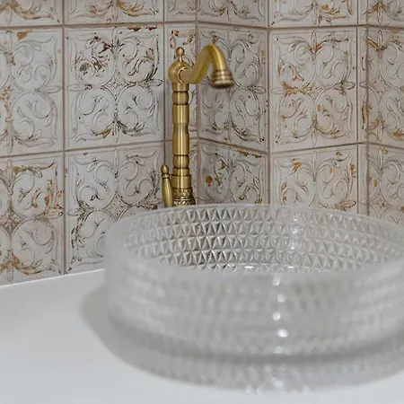 Bright & Modern In The Center By Renters