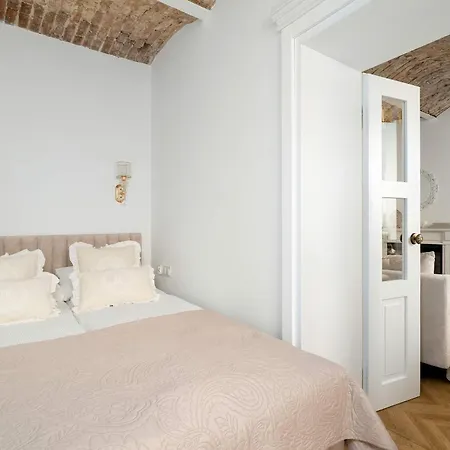 Bright & Modern In The Center By Renters *