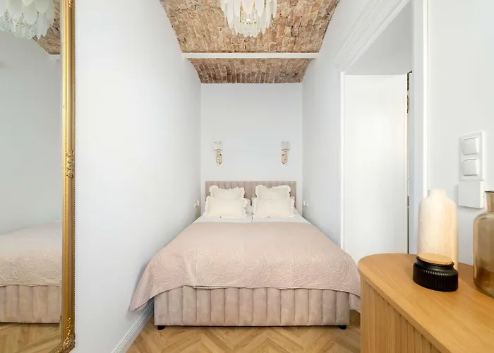 Bright & Modern In The Center By Renters