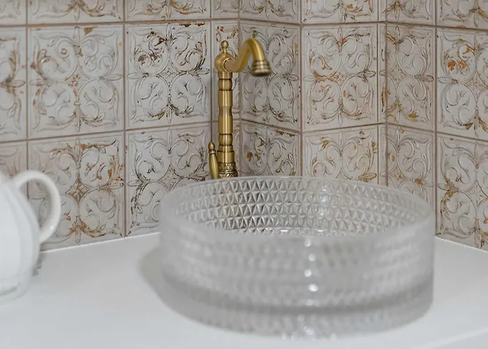 Bright & Modern In The Center By Renters