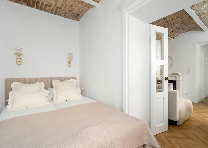 Bright & Modern In The Center By Renters *